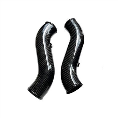 Kiiltävä hiilikuituinen imuputki autoon